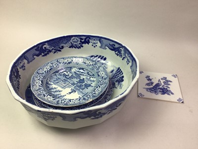 Lot 532 - GROUP OF BLUE AND WHITE CERAMICS