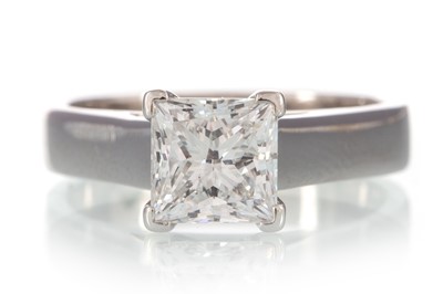 Lot 685 - DIAMOND SOLITAIRE RING