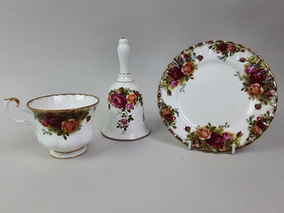 Lot 552 - ROYAL ALBERT OLD COUNTRY ROSES PART TEA SERVICE