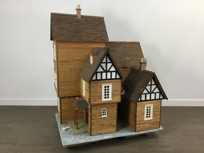 Lot 601 - DOLL'S HOUSE