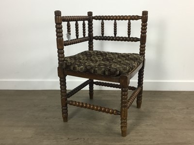 Lot 613 - MAHOGANY CORNER CHAIR