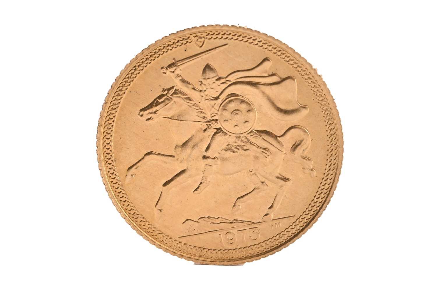 Lot 82 - ELIZABETH II ISLE OF MAN GOLD HALF SOVEREIGN