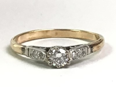 Lot 661 - DIAMOND SOLITAIRE RING