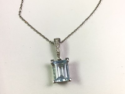 Lot 662 - AQUAMARINE AND DIAMOND PENDANT