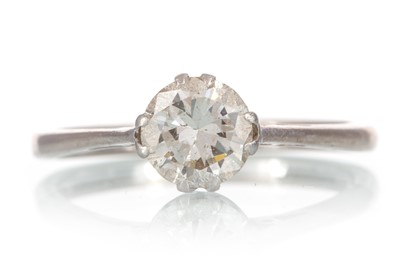 Lot 689 - DIAMOND SOLITAIRE RING