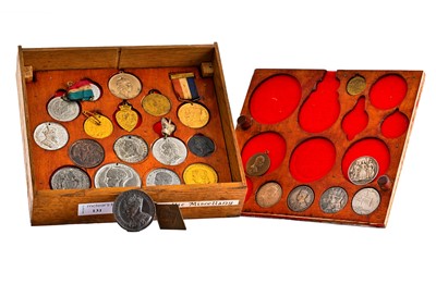 Lot 131 - COLLECTION OF VICTORIAN AND LATER COMMEMORATIVE COINS AND MEDALLIONS