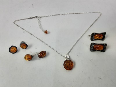 Lot 144 - GROUP OF SILVER AND AMBER JEWELLERY