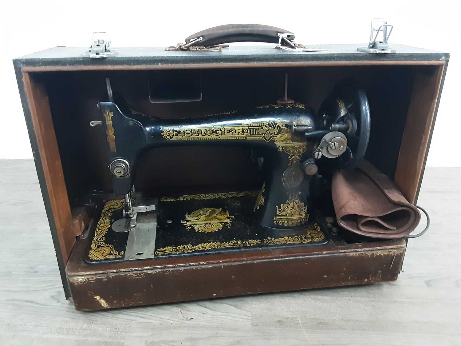 Lot 122 - SINGER SEWING MACHINE