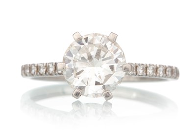 Lot 420 - DIAMOND SOLITAIRE RING