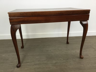 Lot 192 - MAHOGANY TABLE CANTEEN OF CUTLERY