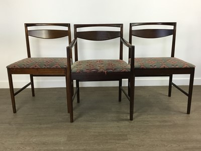 Lot 419 - TOM ROBERTSON FOR MCINTOSH OF KIRKCALDY, 'DUNFERMLINE' ROSEWOOD DINING TABLE AND FIVE CHAIRS