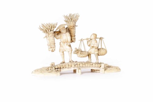 Lot 233 - EARLY 19TH CENTURY JAPANESE IVORY CARVING a...