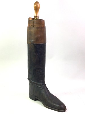 Lot 474 - DECORATIVE BOOT AND BOOT STRETCHER