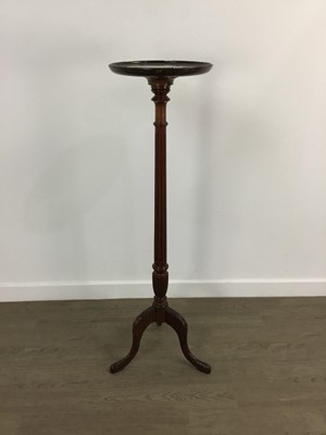 Lot 251 - REPRODUCTION MAHOGANY TORCHERE PEDESTAL