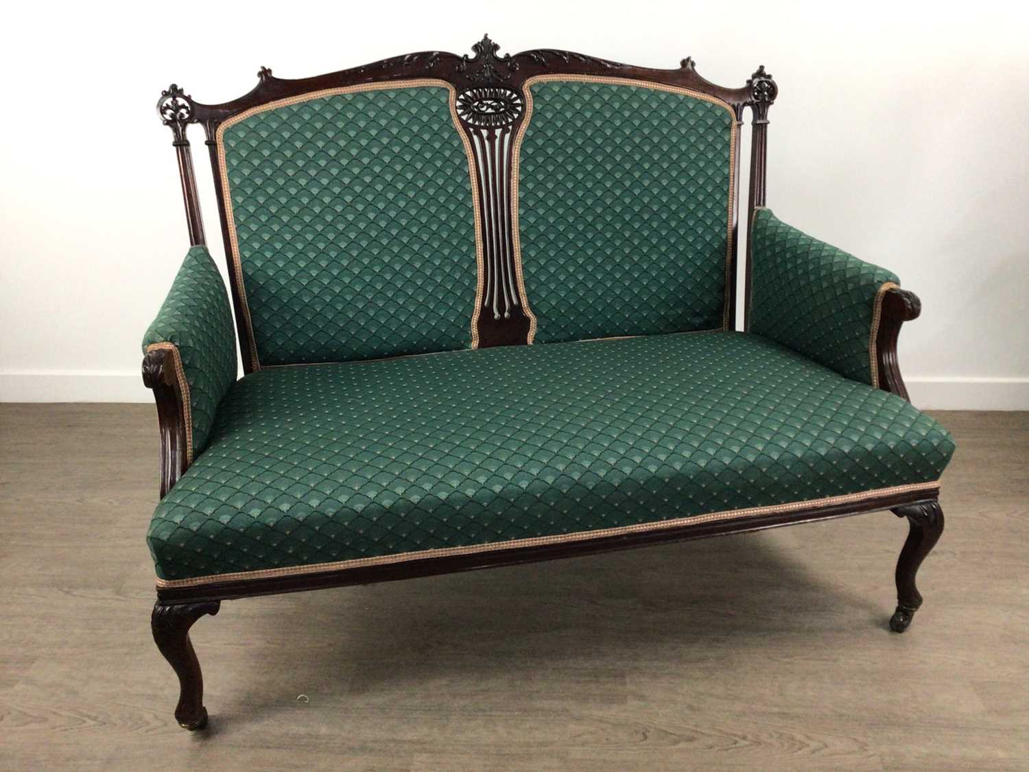 Lot 1416 - EDWARDIAN MAHOGANY PARLOUR SUITE