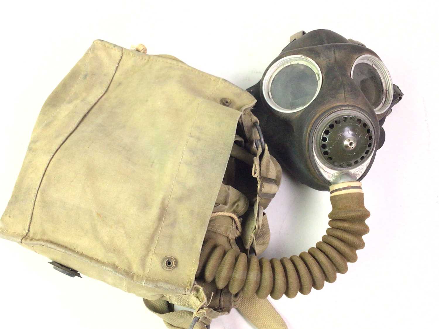 Lot 498 - WWII GAS MASK