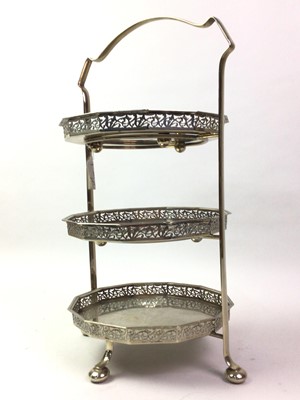 Lot 552 - SILVER PLATED CAKESTAND