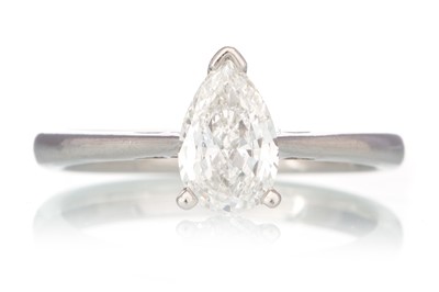 Lot 435 - DIAMOND SOLITAIRE RING