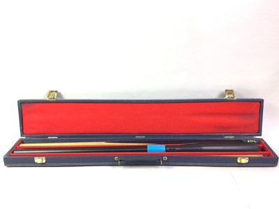 Lot 607 - GLOVE CUES SNOOKER CUE