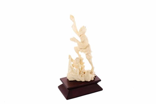 Lot 256 - EARLY 20TH CENTURY CHINESE IVORY CARVING OF A...