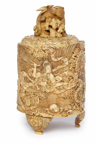 Lot 282 - EARLY 20TH CENTURY CHINESE IVORY LIDDED BOX...
