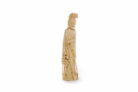 Lot 359 - EARLY 20TH CENTURY CHINESE IVORY CARVING OF A...