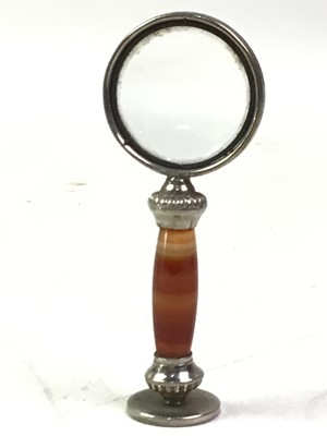 Lot 817 - WHITE METAL AND AGATE MINIATURE MAGNIFYING GLASS
