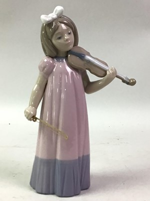 Lot 768 - GROUP OF DECORATIVE CERAMICS