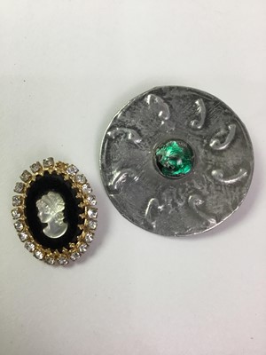 Lot 868 - COLLECTION OF COSTUME JEWELLERY