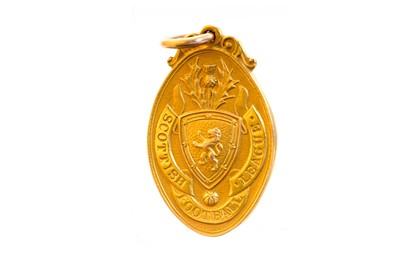 Lot 1910 - WILLIAM HUGHES OF CELTIC F.C., SCOTTISH FOOTBALL LEAGUE RUNNERS-UP GOLD MEDAL