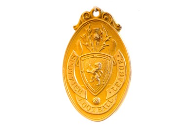 Lot 1911 - ROBERT WHITELAW OF CELTIC F.C., SCOTTISH FOOTBALL LEAGUE RUNNERS-UP GOLD MEDAL