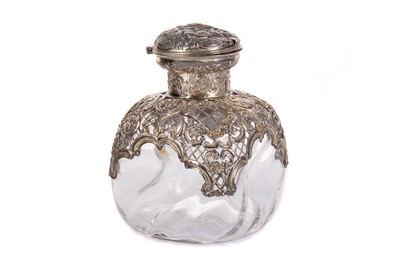 Lot 917 - VICTORIAN SILVER AND GLASS SCENT BOTTLE