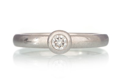 Lot 480 - DIAMOND SOLITAIRE RING