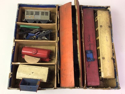 Lot 19 - GROUP OF HORNBY O GAUGE ITEMS