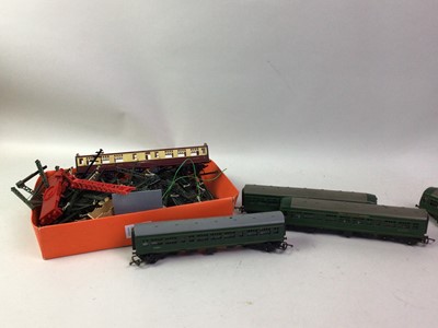 Lot 60 - GROUP OF MODEL RAILWAY ITEMS