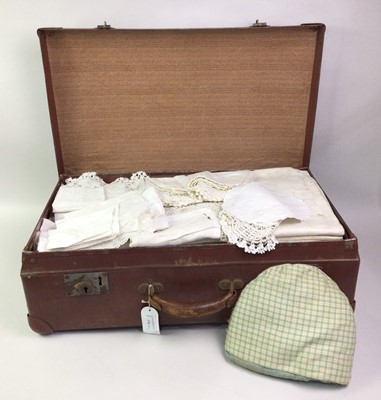 Lot 174 - GROUP OF VINTAGE SUITCASES