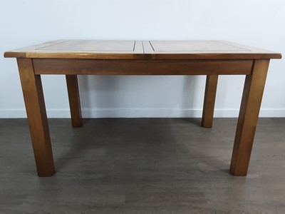 Lot 160 - MODERN OAK EXTENDING DINING TABLE