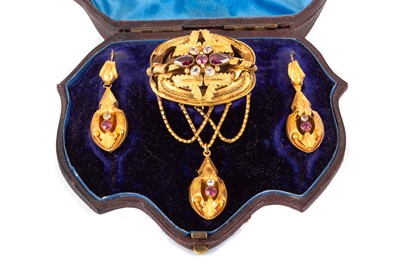 Lot 524 - VICTORIAN ETRUSCAN REVIVAL BROOCH AND EARRING SET