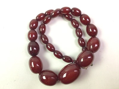 Lot 281 - BAKELITE BEADED NECKLACE