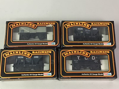 Lot 655 - GROUP OF OO GAUGE RAILWAY ROLLING STOCK