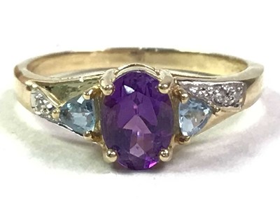 Lot 347 - GEM SET RING