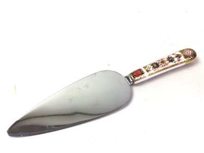 Lot 420 - ROYAL CROWN DERBY CAKE SERVER