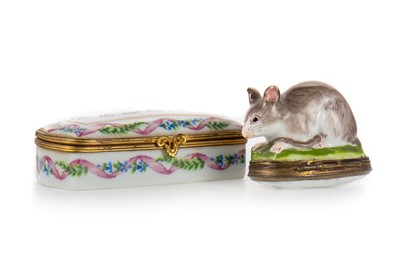 Lot 1505 - CONTINENTAL PORCELAIN SNUFF BOX