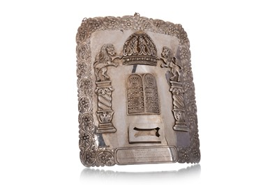 Lot 949 - JUDAICA SILVER, TORAH BREASTPLATE