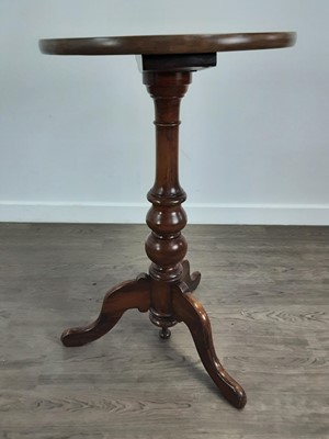 Lot 565 - MAHOGANY CIRCULAR TABLE