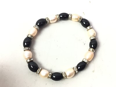 Lot 512 - COLLECTION OF COSTUME JEWELLERY