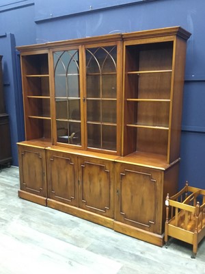 Lot 576 - REPRODUCTION MAHOGANY LIBRARY BOOKCASE