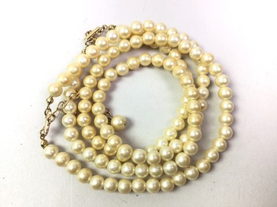 Lot 588 - GROUP OF COSTUME JEWELLERY