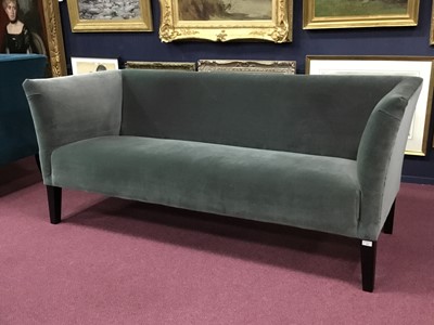 Lot 530 - MODERN SETTEE