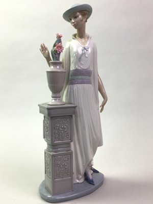 Lot 657 - THREE LLADRO FIGURES AND A GLASS COMPORT